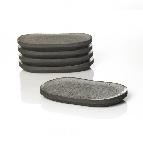 Sidetallerkenerne er ovale og med en lille diskret kant. 
De er lave i sort ler og med forskellige glasur primært i de grå toner.
